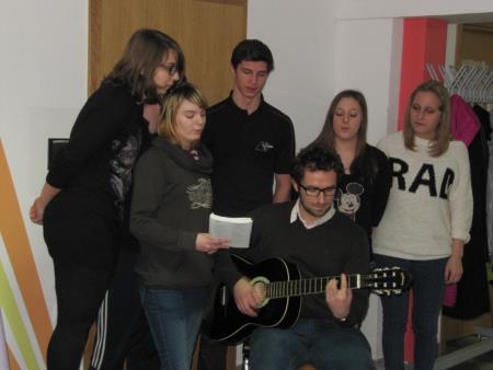 Okrogla miza Otrok v rejništvu = otrok med dvema družinama 22